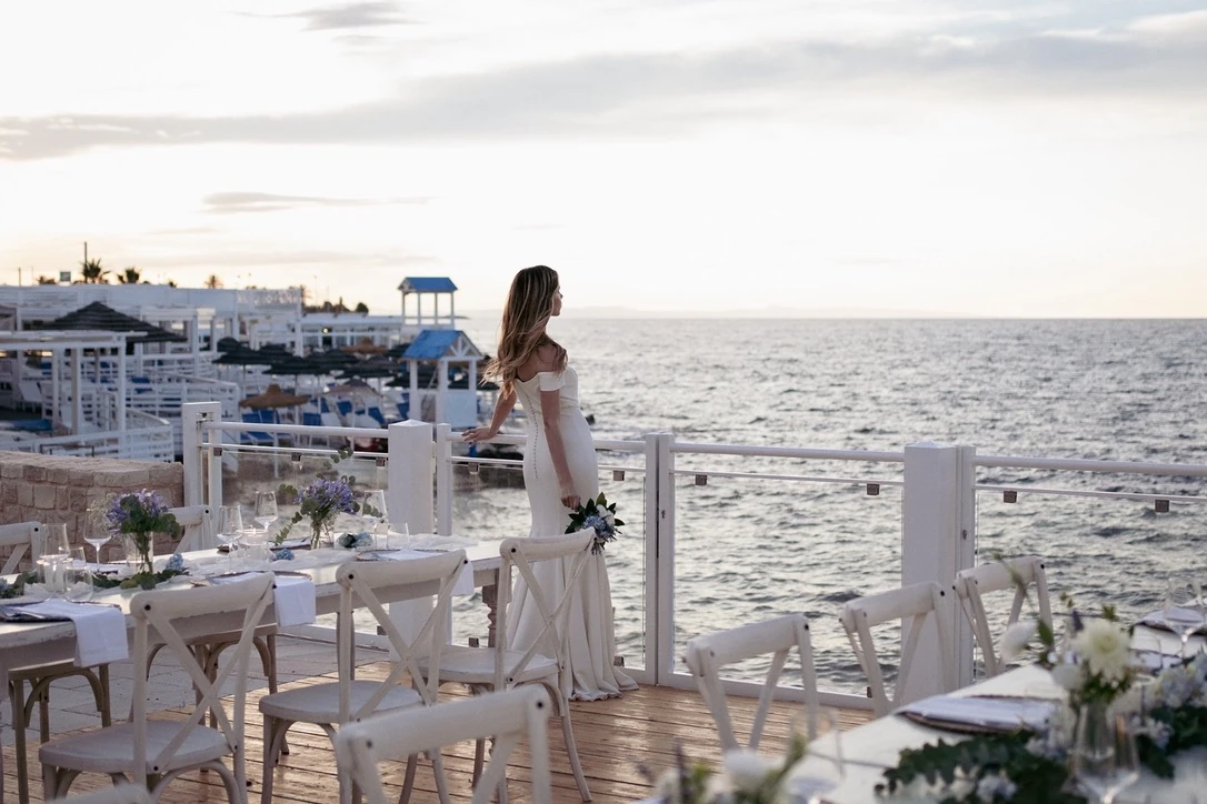 La sposa tra le tavole apparecchiate sulla terrazza sul mare