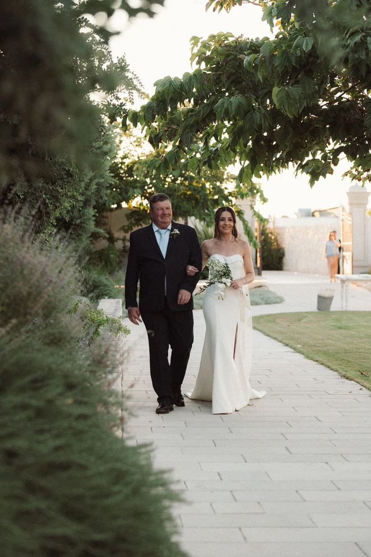 La sposa accompagnata lungo il viale della Dimora