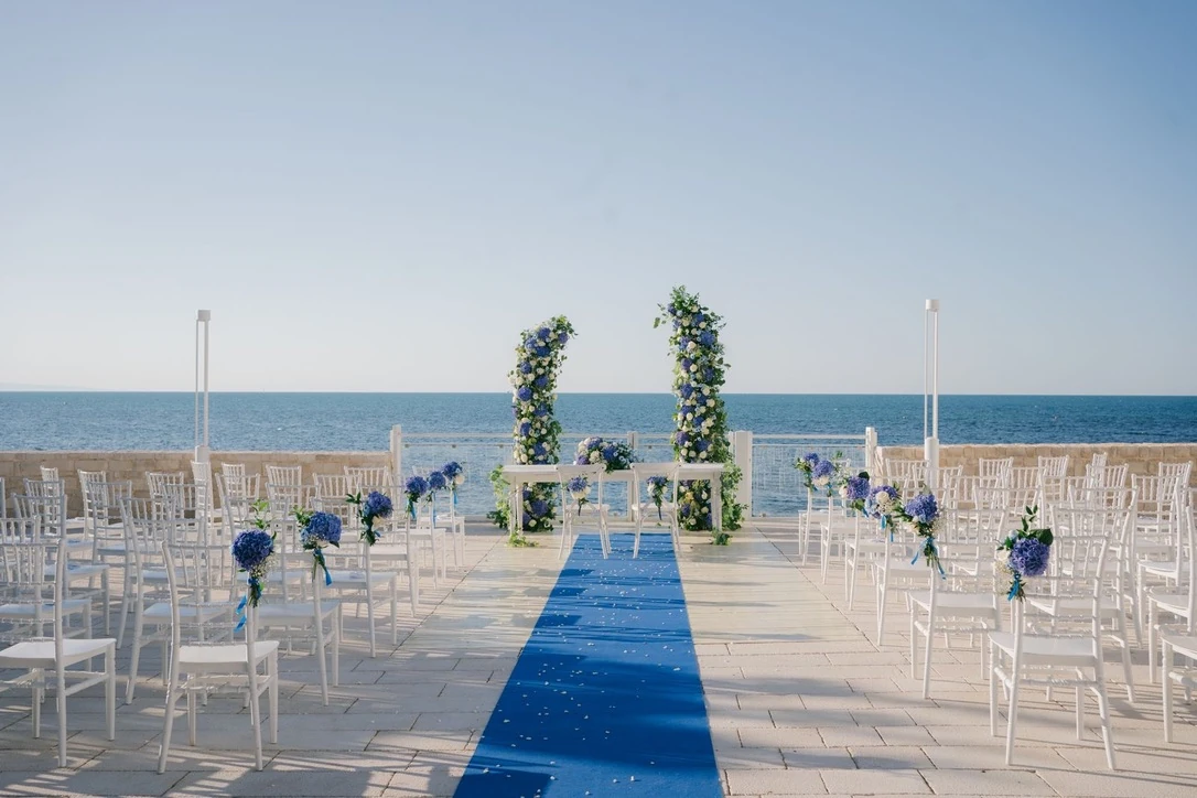 La navata blu e i fiori della cerimonia davanti al mare